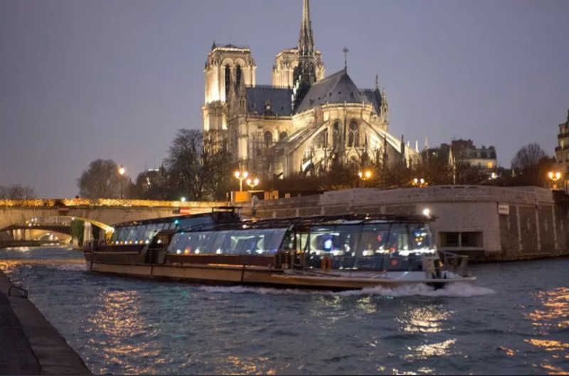 Dîner croisière du jour de Noël