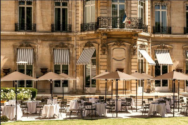 Apicius restaurant étoilé 20 rue d'Artois avec une superbe terrasse