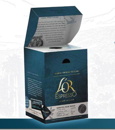 Destination l'île exotique de Sumatra en Indonésie, où un nouveau voyage de saveurs s'offre aux initiés de l'Or Expresso. Pour trouver ce café qui va devenir  ce nouvel expresso aux notes puissantes, il faut monter très haut sur les pentes volcaniques du lac Toba où le peuple Batak cultive ce trésor de café…la fève de Blue Batak. Ainsi, l’Or Expresso chouchoute une fois de plus les amateurs de grands arabicas, en leur permettant à déguster l'un des expressos les plus rares au monde : le Blue Batak. Cet excellent arabica tire ses arômes de la terre sumatranaise, où il est cultivé dans des conditions optimum grâce à l’altitude des plantations, à des terres particulièrement fertiles et à un grand ensoleillement. Une fois arrivés à maturité, les fruits sont récoltés, puis mis à sécher en plein soleil selon la méthode du "giling basah" (séchage léger  des enveloppes de fèves de café). Après cette phase de séchage, les grains de café ont pris une délicate teinte bleu-jade, d'où l'origine du nom "Blue Batak". L’expresso Blue Batak est un expresso d’intensité 7, rond et équilibré, avec des arômes soutenus d’épices mêlés à des notes de chocolat noir, de caramel et de fruits des bois. L’OR EspressO Sumatra Blue Batak “série limitée”  En vente au prix conseillé de 5.99 € en grandes et moyennes surfaces, pendant les mois de novembre et décembre 2013.
